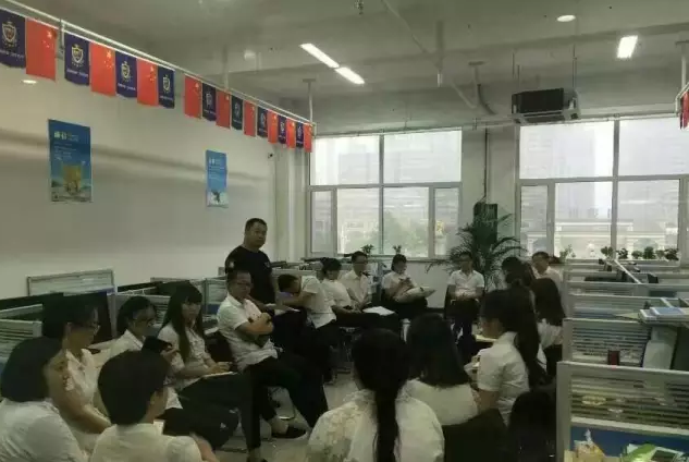 家人們開展學習探討活動。 