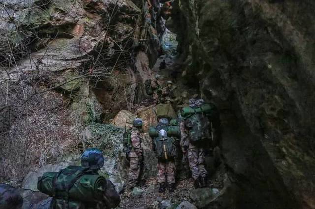 官兵執行巡邏任務